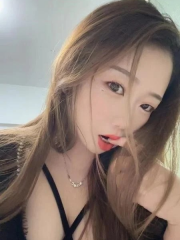 皮肤滑嫩白皙美女